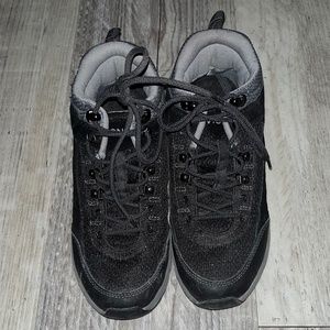 Size 8 Vionic High Top / Hiker Black